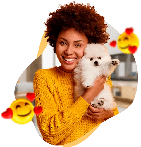 pessoa sorrindo segurando um cachorro filhote de pelagem branca em seus braços